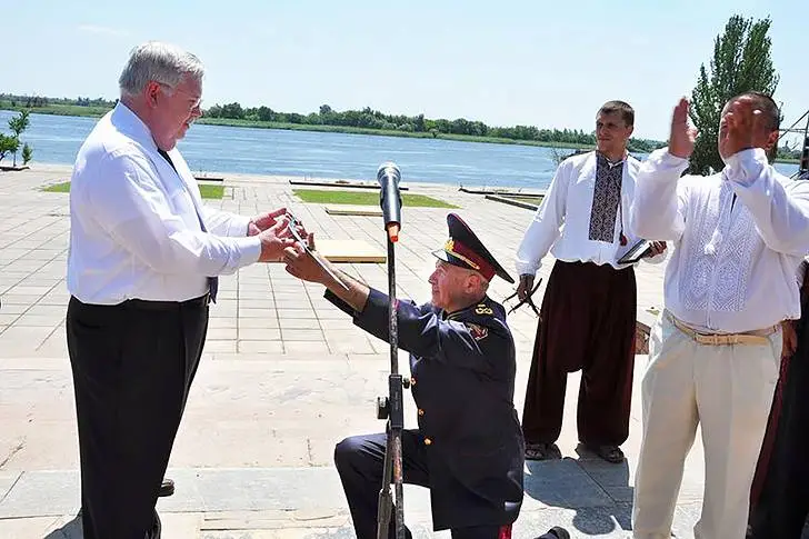 Украинский офицер на коленях перед американцем