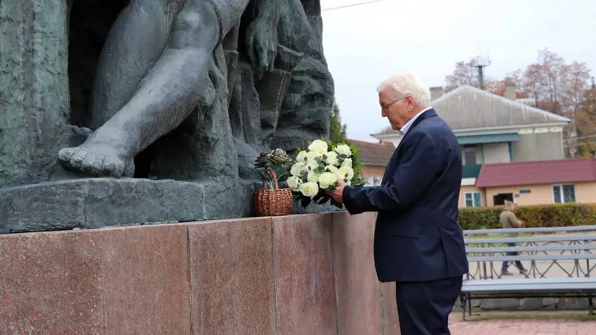 Президент ФРГ Франк-Вальтер Штайнмайер возлагает цветы к мемориал в Корюковке