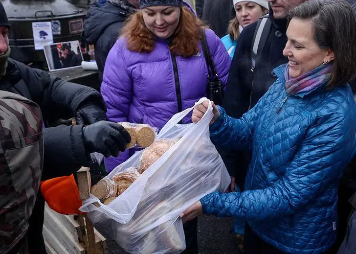 Виктория Нуланд на майдане