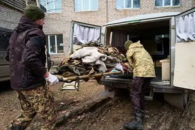 В военном госпитале вывозят груды одежды, ранее принадлежащей погибшим солдатам ВСУ