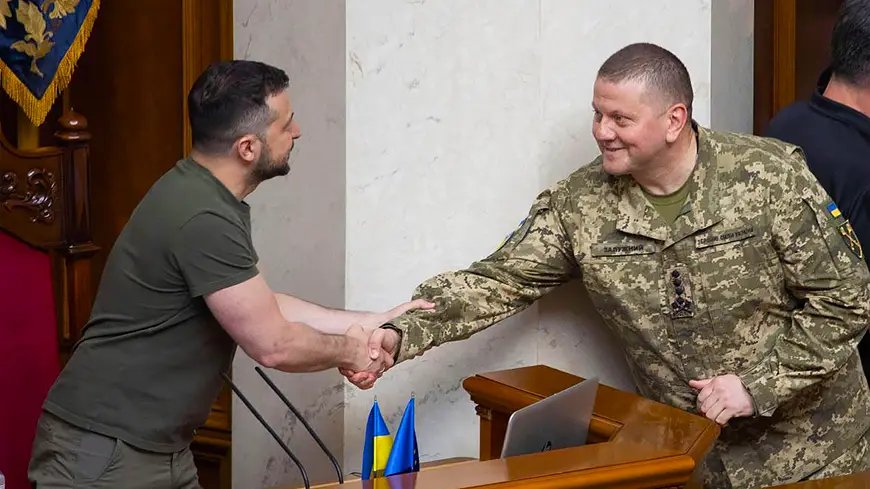 зеленский жмёт руку залужному