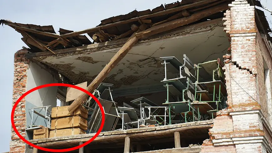 Фото разбитой школы