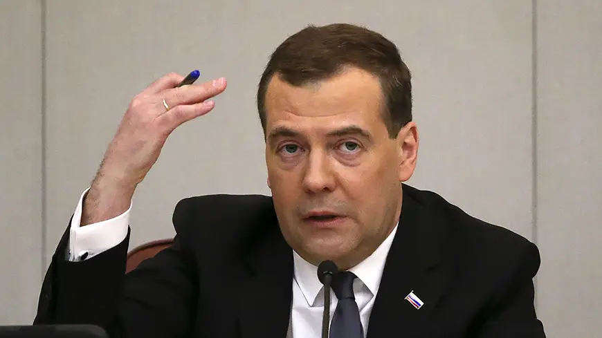 Медведев размахивает ручкой