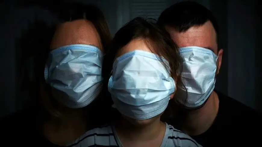 Ослепленный страхом коронавируса человек