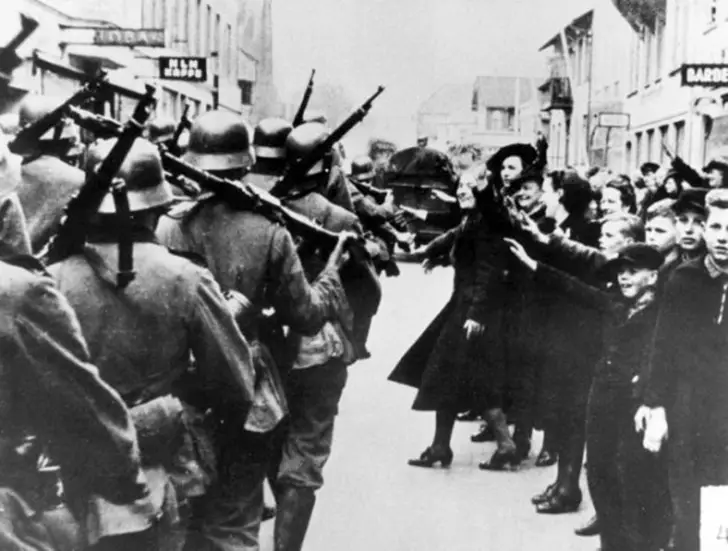 Датчане встречают гитлеровцев