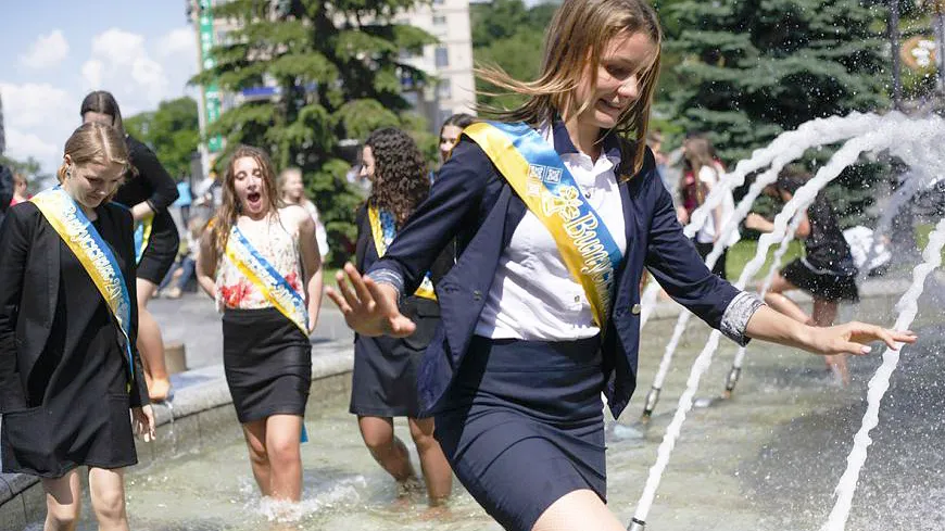 выпускницы в фонтане