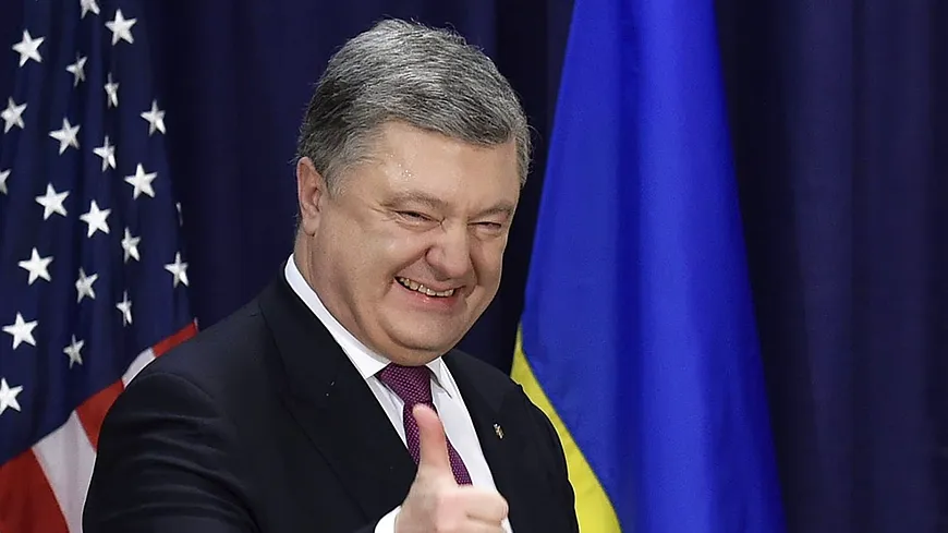 Петр Порошенко улыбается на фоне американского флага
