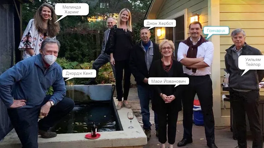 Алексей Гончарук в окружении кураторов недалеко от Вашингтона