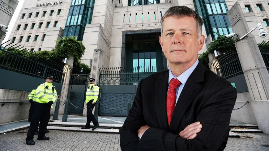 Ричард Мур на фоне здания МИ-6 в Лондоне