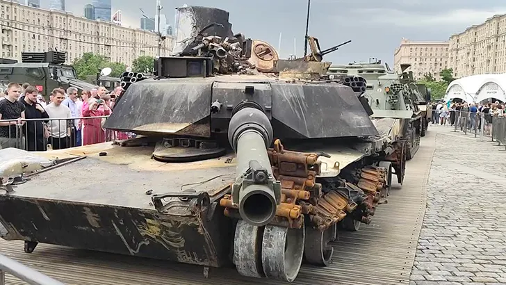 абрамс в москве