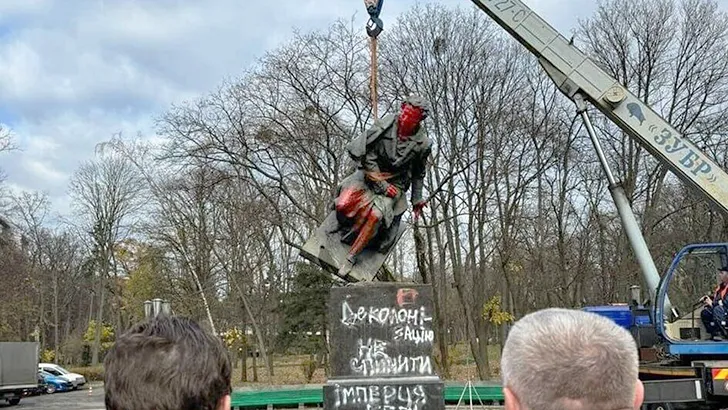 Снос памятника Пушкину в Киеве.