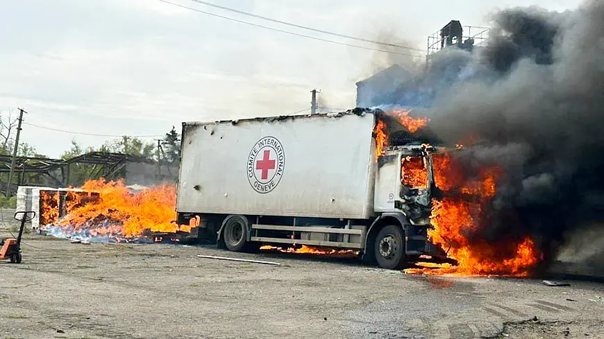 фото горящего автомобиля Красного Креста