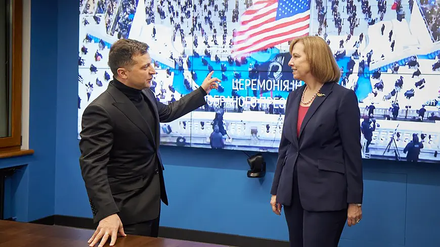 Зеленский и Квин на фоне экрана