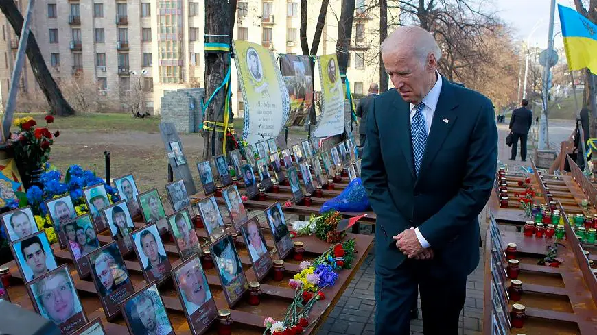 Байден посещает памятник героям «небесной сотни» в Киеве в декабре 2015 года