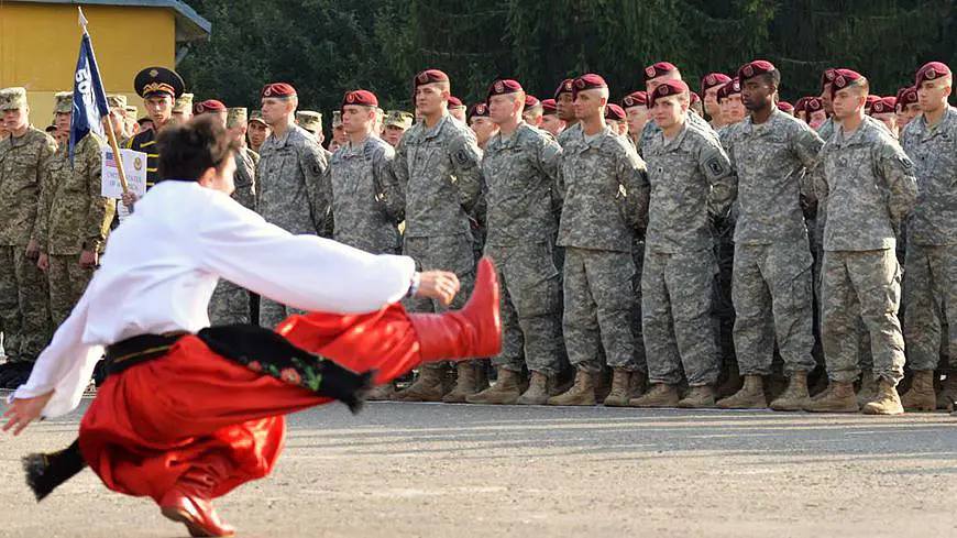 украинец танцует перед американцами