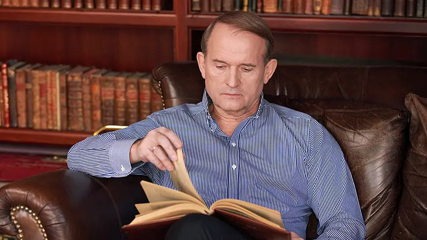 Виктор Медведчук с книгой