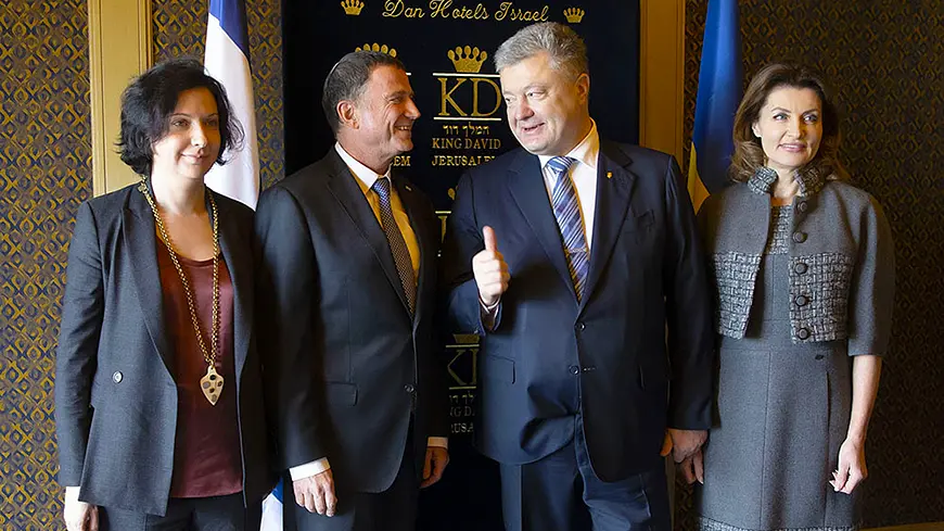 Порошенко заправляет пиджак в брюки