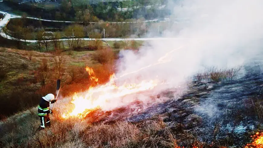 пожарник тушит пожар