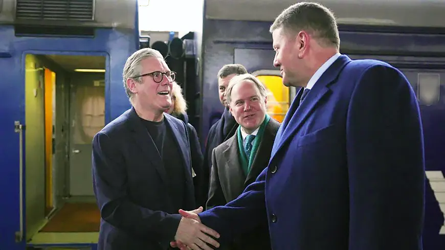 Кир Стармер здоровается с Валерием Залужным.