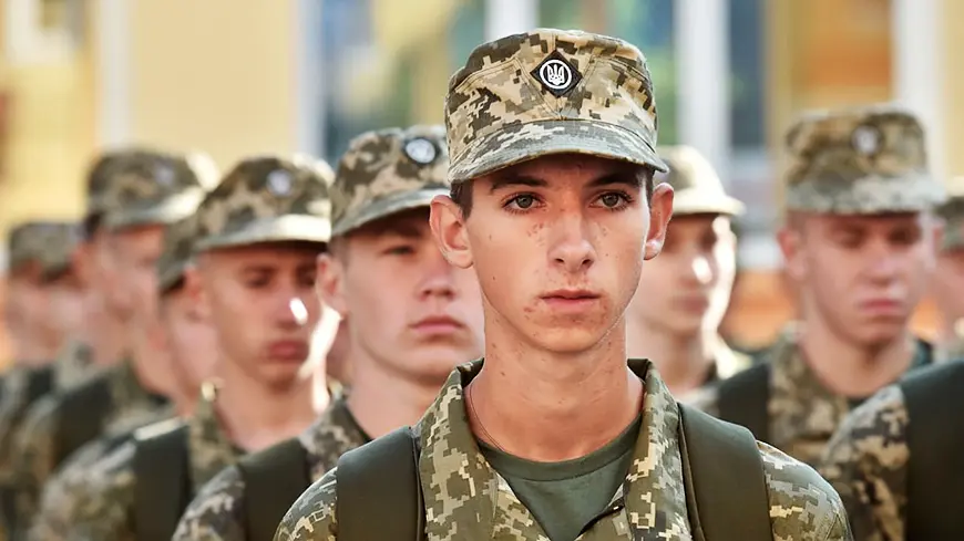 юноша в украинской военной форме