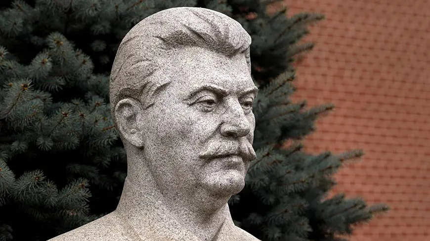 бюст Сталину у Кремлевской стены
