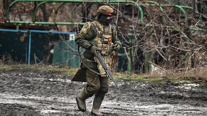 Российский военнослужащий с иконой на груди