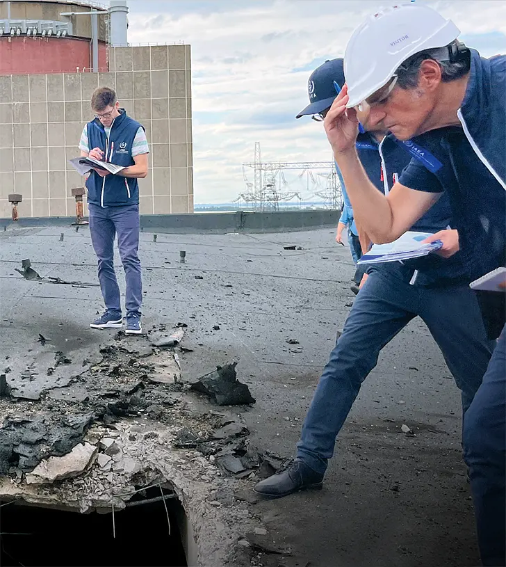 Инспектор МАГАТЭ смотрит в дыру