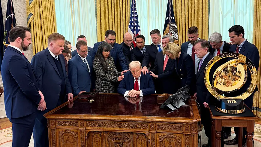 Дональд Трамп молится