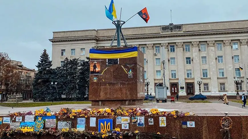 постамент Ленину на площади Свободы в Херсоне