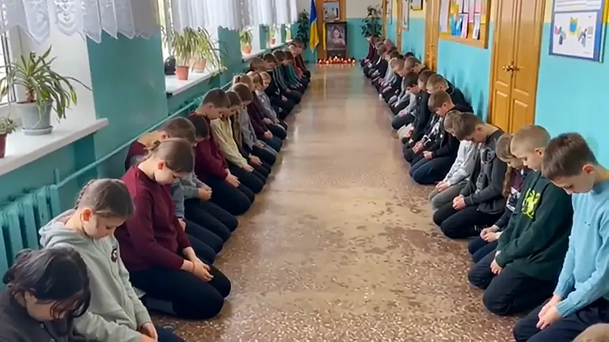 дети на коленях в школе