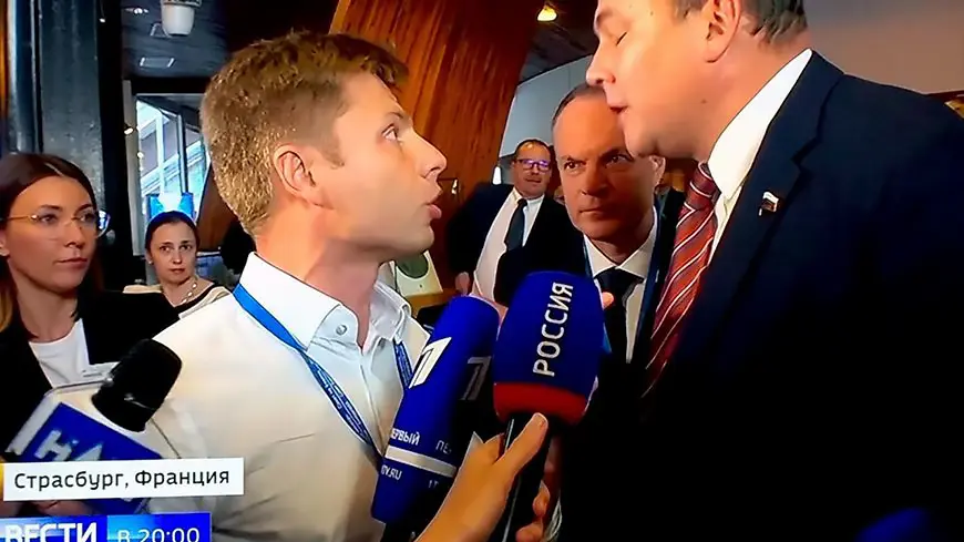 Алексей Гончаренко набрасывается на Петра Толстого