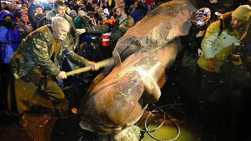 националист разбивает памятник Ленину в Киеве