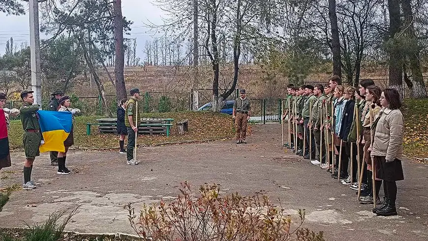 Украинские подростки с палками вместо винтовок