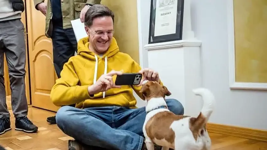 Марк Рютте с псом Патроном