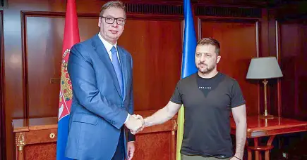 Владимир Зеленский с президентом Сербии Александром Вучичем рост которого - 198 см.
